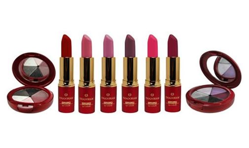 Make up com cores intensas que transmitem sensualidade e mistério Make up com cores intensas que transmitem sensualidade e mistério